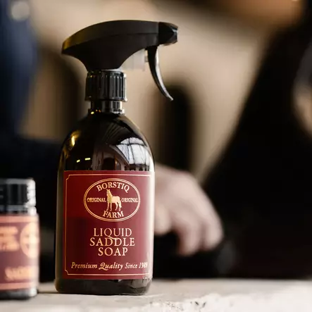 Nestemäinen nahkasaippua Saddle Soap 500 ml Borstiq Farm - Hevosen varusteiden hoito - 7320276046100 - 2
