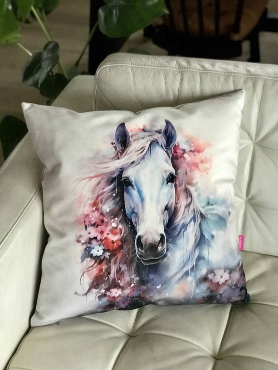 Tyyny valkoinen hevonen edestä 45x45cm KABOO - Tuotteita omistajalle ja ratsastajalle - Kabootyyny11 - 1