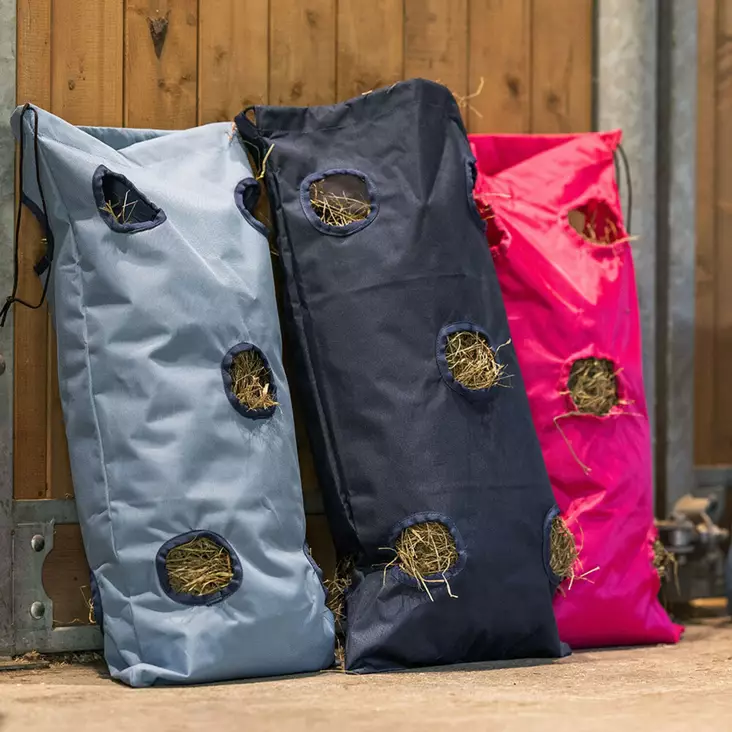 Heinäkassi Slowfeed 8 cm aukoilla Hansbo Sport HS - Hevosen ruokinta-astiat ja ämpärit - 7320276036194 - 1