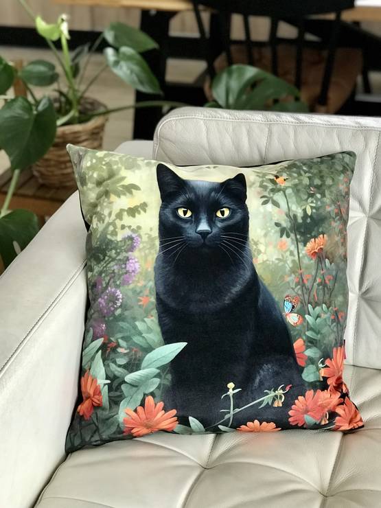 Tyyny istuva musta kissa 45x45cm KABOO - Tuotteita omistajalle ja ratsastajalle - Kabootyyny35 - 1